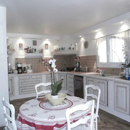 Semesterbostad Cozy Holiday At Roquebrune-sur-argens With Pool