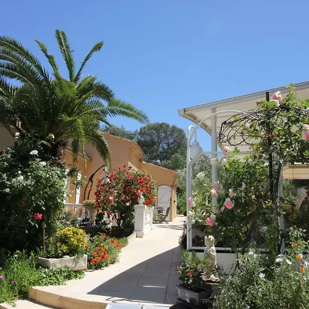 Semesterbostad Cozy Holiday At Roquebrune-sur-argens With Pool *