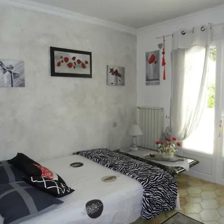 Semesterbostad Cozy Holiday At Roquebrune-sur-argens With Pool