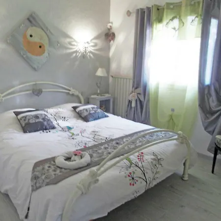 Semesterbostad Cozy Holiday At Roquebrune-sur-argens With Pool